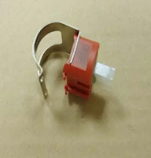 Temperaturfühler mit rotem Gehäuse und metallischer Halterung, hergestellt von Remeha. Der Fühler verfügt über einen Stecker, der für die Montage vorgesehen ist.
